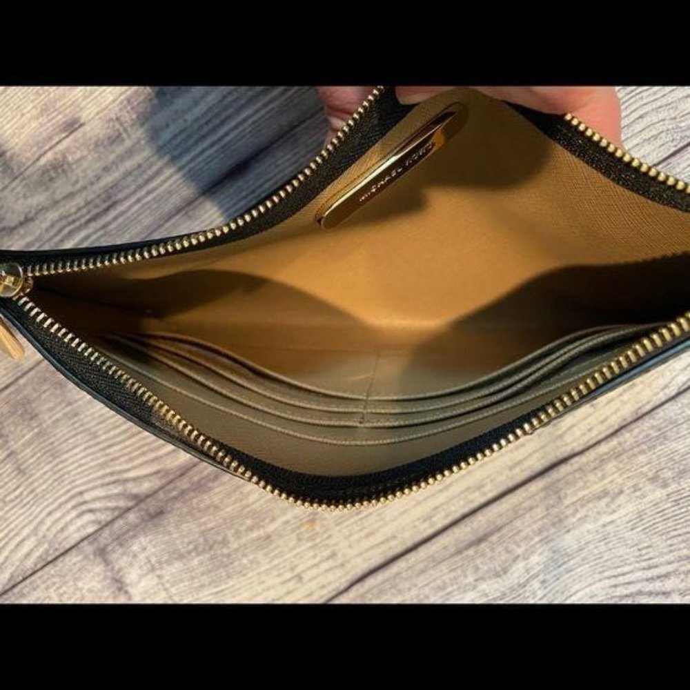 Michael Kors Large Wristlet Leather - Picture 6 of 6